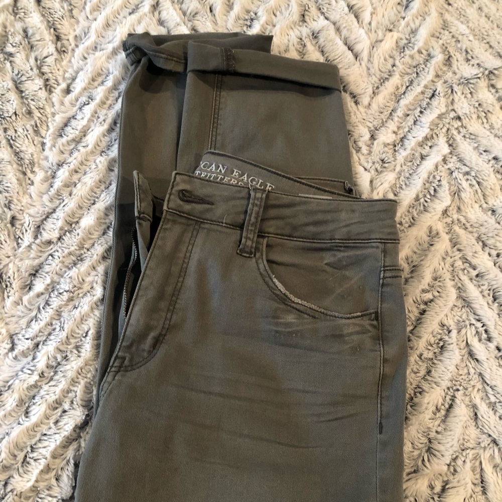 AE Army green Tomgirl Jeans! 💚